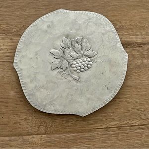 Vintage Everlast oval‎ Hand forged hammered aluminum trivet Grape and leaves 6”